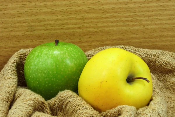 Manzana amarilla y verde sobre tela . —  Fotos de Stock