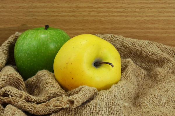 Manzana amarilla y verde sobre tela . —  Fotos de Stock