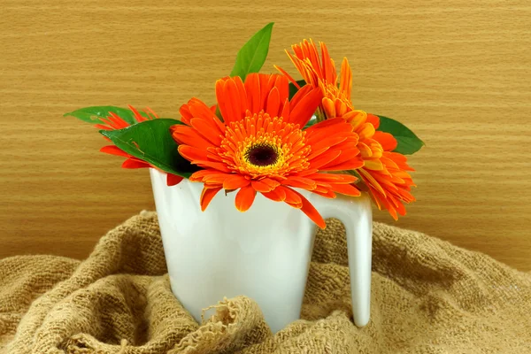 Oranje gerbera bloem op hout achtergrond — Stockfoto