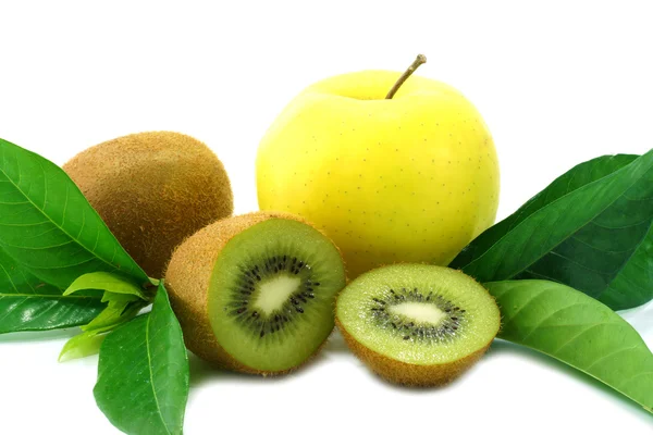 猕猴桃果实和黄色苹果孤立的白色背景上 — 图库照片