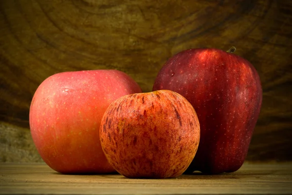 Manzana roja sobre fondo de madera . —  Fotos de Stock