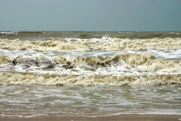 Deniz dalgaları, muson sezonu yoğunluğu. — Stok fotoğraf