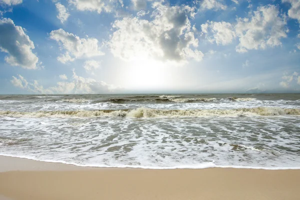 Havet vågor, intensiteten i monsunregnen. — Stockfoto