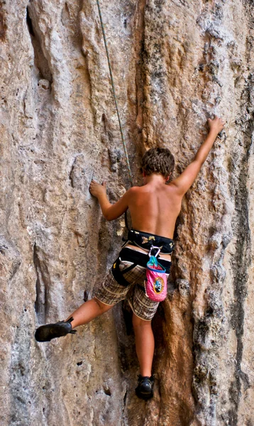 Mountain climber, Rai Lay cliff, south of Thailand. — Stock Photo, Image