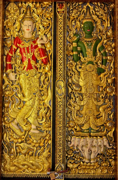 Złota rzeźbione drzwi starożytnej świątyni Tajlandii. — Zdjęcie stockowe