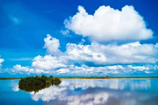 Nuvole sul lago Sul sud della Thailandia . — Foto Stock