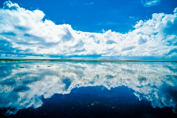 Wolken boven lake op ten zuiden van thailand. — Stockfoto