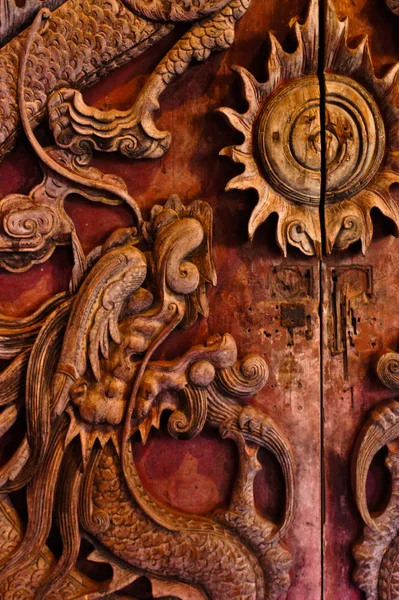 Antika ahşap kapı, bir ejderha tanrısı heykeltraşlık. — Stok fotoğraf
