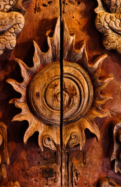 Antique wooden door, Sculpt a Dragon God. — Stock Photo, Image