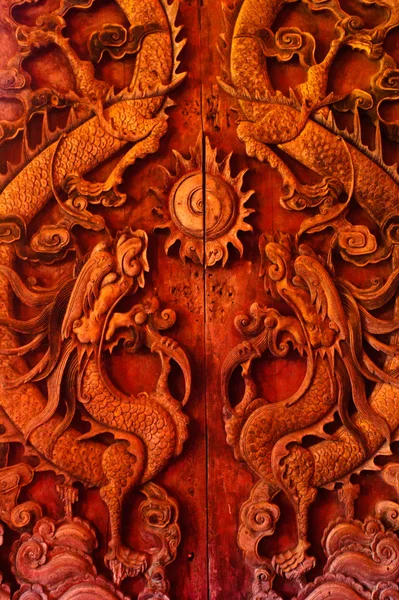 Antique wooden door, Sculpt a Dragon God. — Stock Photo, Image