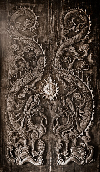 Античная деревянная дверь, Скульптура бога дракона
.