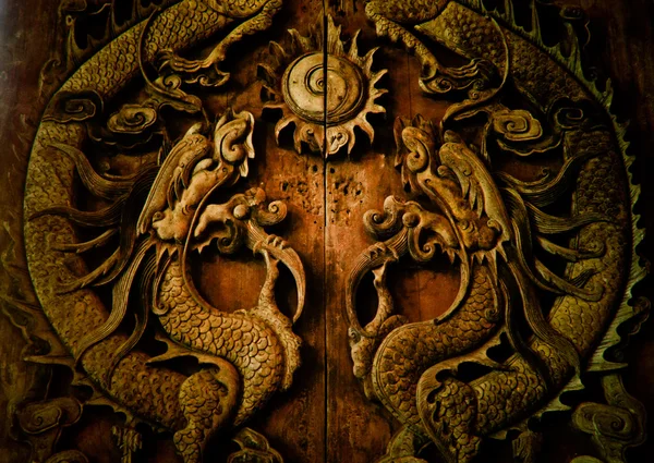 Antika ahşap kapı, bir ejderha tanrısı heykeltraşlık. — Stok fotoğraf