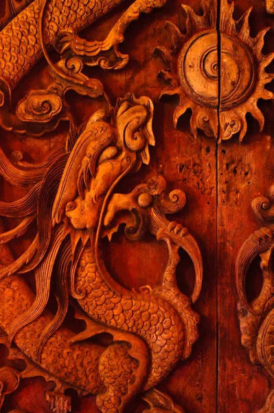 Antique wooden door, Sculpt a Dragon God. — Stock Photo, Image