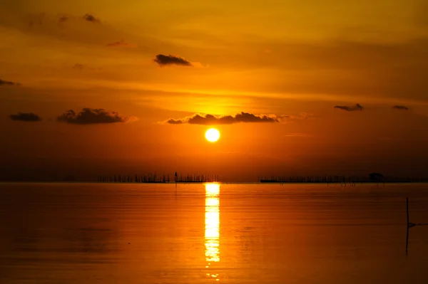 Pôr do sol no sul do lago Tailândia . — Fotografia de Stock