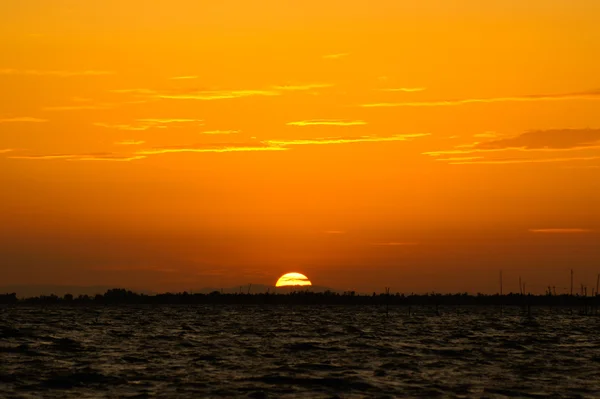 Niebo zachód słońca nad jeziorem songkhla, Tajlandia. — Zdjęcie stockowe