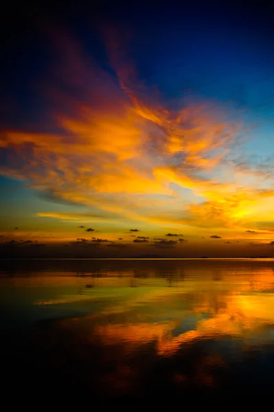 Pôr do sol no sul do lago Tailândia . — Fotografia de Stock