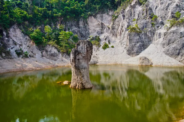 岩の山と水. — ストック写真