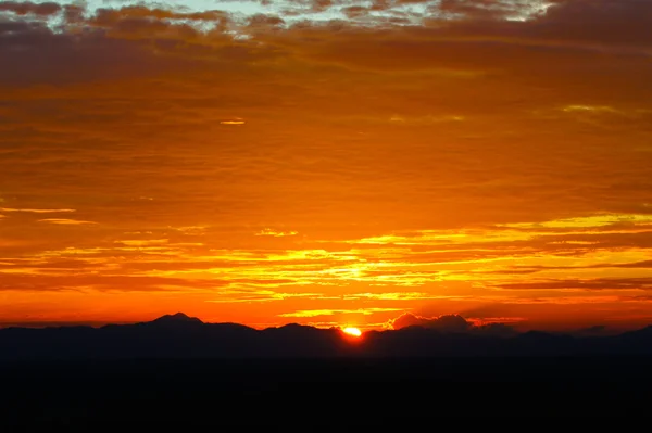 Solnedgång himlen, vid sjön songkhla, thailand. — Stockfoto