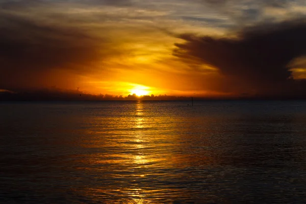 Při západu slunce obloha, na jezeře songkhla, Thajsko. — Stock fotografie