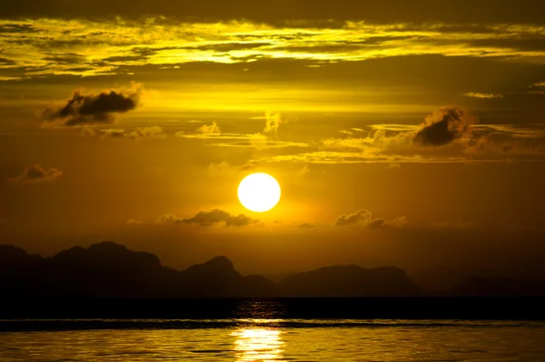 Pôr do sol no sul do lago Tailândia — Fotografia de Stock