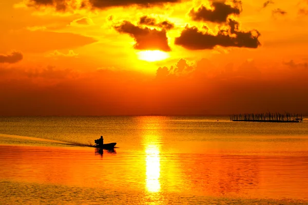 Cielo del atardecer, En el lago Songkhla, Tailandia . — Foto de Stock