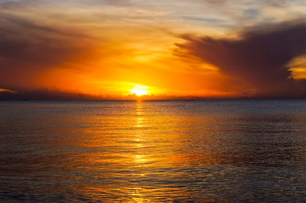 Puesta de sol en el sur del lago Tailandia — Foto de Stock