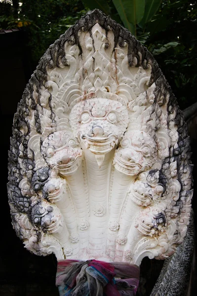 Голова статуи змея в тайском темпе — стоковое фото