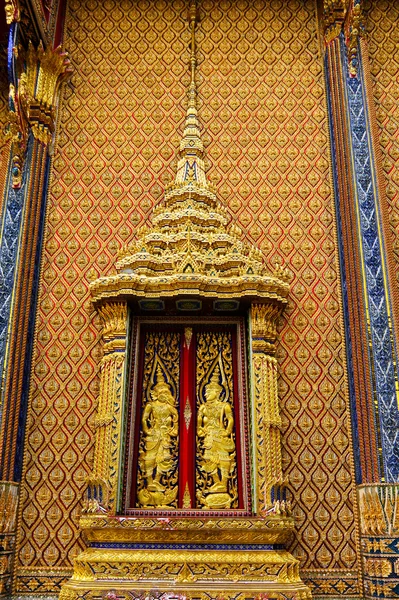 Ansimare tailandese di porta di legno. Nel tempio tailandese . — Foto Stock