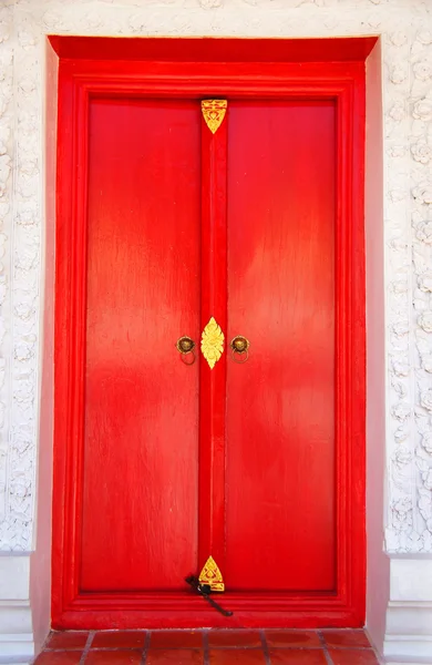 Puerta roja de la Iglesia en el templo tailandés . — Foto de Stock