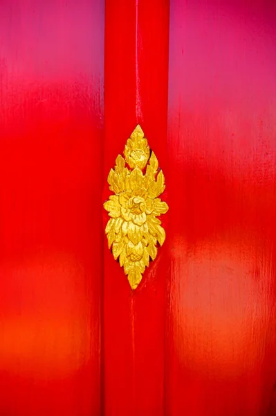 Röda dörren till kyrkan i thailändska templet. — Stockfoto