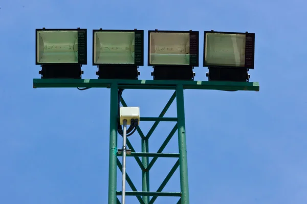 Спортивный свет против голубого неба . — стоковое фото