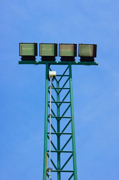Sport licht tegen blauwe hemel. — Stockfoto