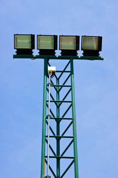 Спортивный свет против голубого неба . — стоковое фото
