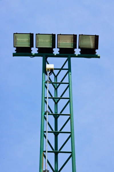 Deporte luz contra el cielo azul . — Foto de Stock