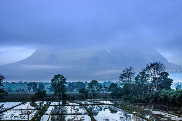 Montanhas sob as nuvens "Doi Luang Chiang Dao" Tailândia — Fotografia de Stock