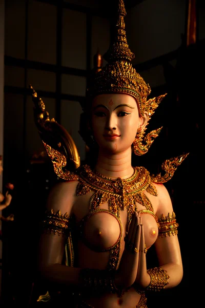 Γλυπτό του αγγέλου στην τελετουργική σημασία της παράδοσης, thaila — Φωτογραφία Αρχείου