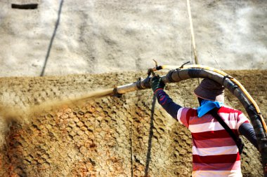 Çimento dağların içine çöküşü önlemek amacıyla püskürtme