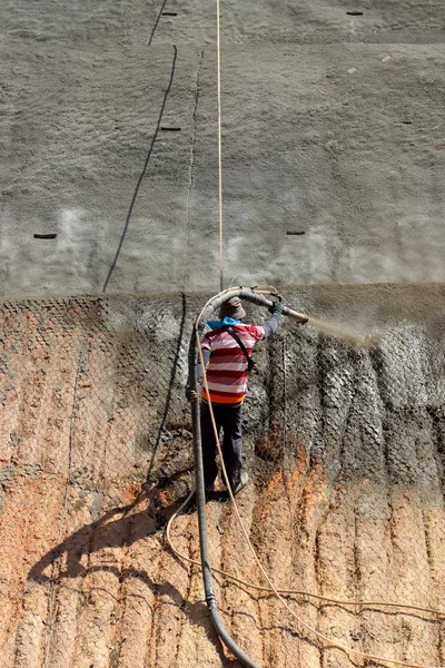 Spraying Cement into the mountains In order to prevent collapse — Stock Photo, Image