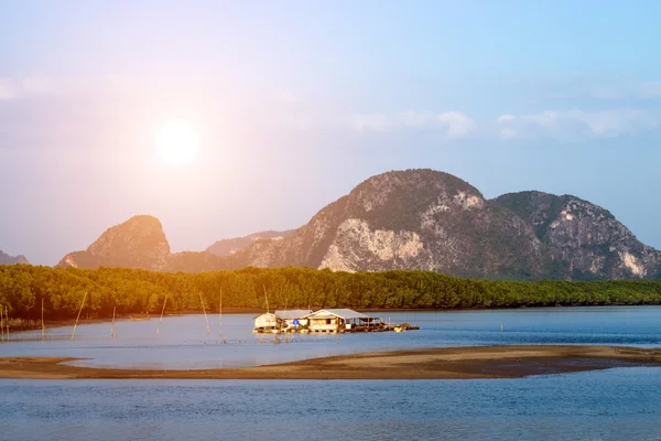 Fischerdorf bei ban sam chong tai, phang nga. — Stockfoto