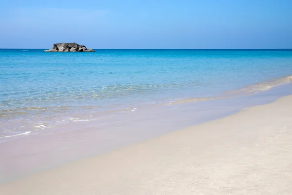 Morze niebieski i biały piasek plaż nad Morzem Andamańskim, Tajlandia — Zdjęcie stockowe