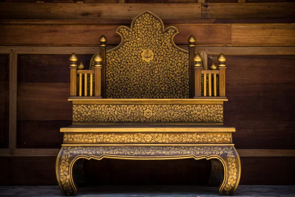 Antyczny fotel malowane złota kwiatowy wzór. — Zdjęcie stockowe