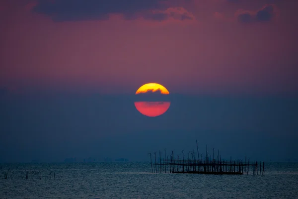 Закат на озере Сонгкхла, Таиланд . — стоковое фото