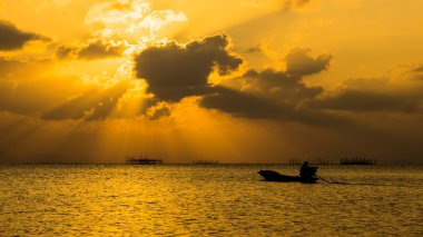 günbatımı gökyüzü gölde: songkhla, thailand.