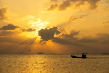 günbatımı gökyüzü gölde: songkhla, thailand.