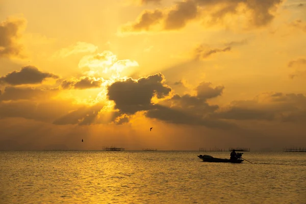 Tramonto cielo a Songkhla Lake, Thailandia . — Foto Stock