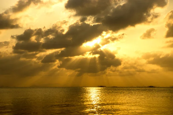 Sunset sky at Songkhla Lake, Tailândia . — Fotografia de Stock