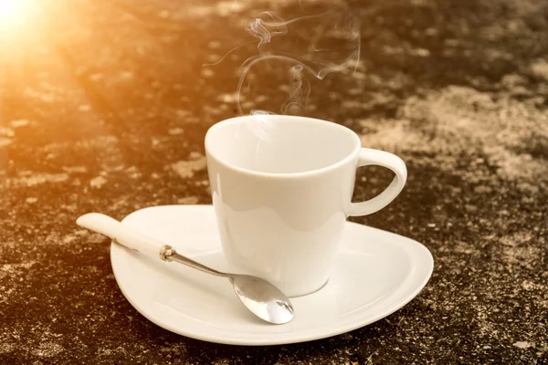 's ochtends koffie op het meer. — Stockfoto