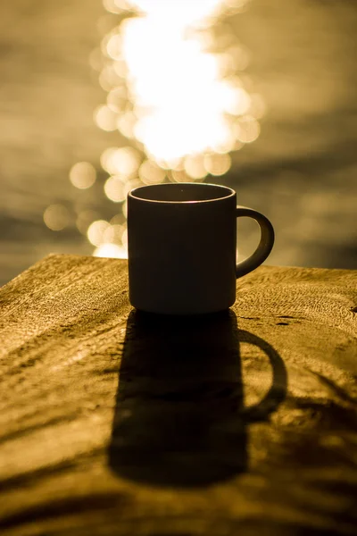 Siluetas de café de la mañana en el lago . — Foto de Stock