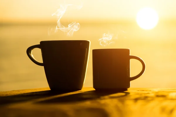Silhouettes of morning coffee on the lake. — Stock Photo, Image
