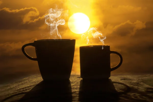 Silhouettes of morning coffee on the lake. — Stock Photo, Image